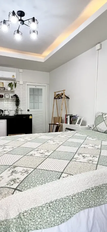 ห้องมาตรฐานเตียงควีนไซส์พร้อมระเบียง (C)