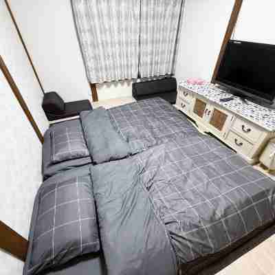 1～6名様用_大阪と京都の間_京阪電車・枚方市駅徒歩13分_ひらパー1駅_スーパー多数_漫画 Rooms