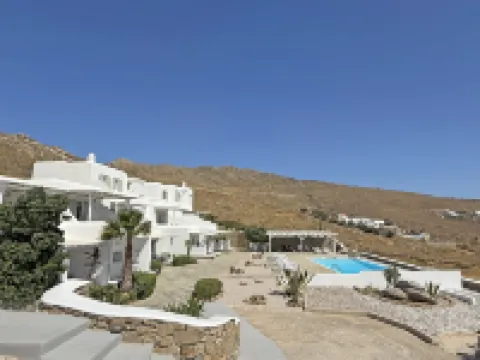 Yakinthos Residence