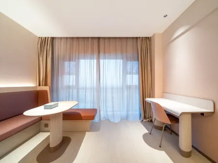 HanTing Hotel (Jiashan Renmin Avenue) Отели рядом с достопримечательностью «Shanghai Shanda University Jiashan Guangxuan College»