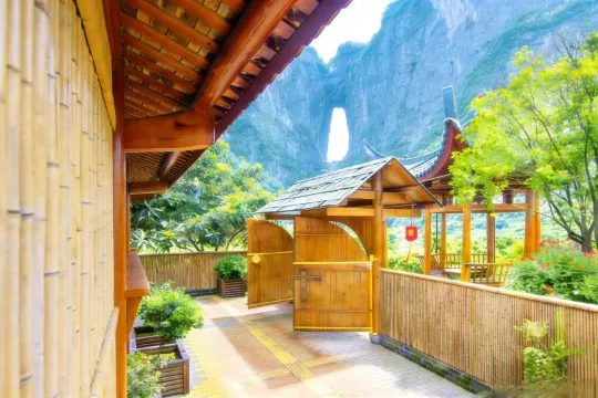 張家界天門山荘リゾート民宿（天門山観光地荷花空港）