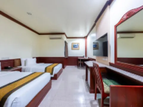 納特西里酒店 鄰近Wat Thung Sri Muang的酒店