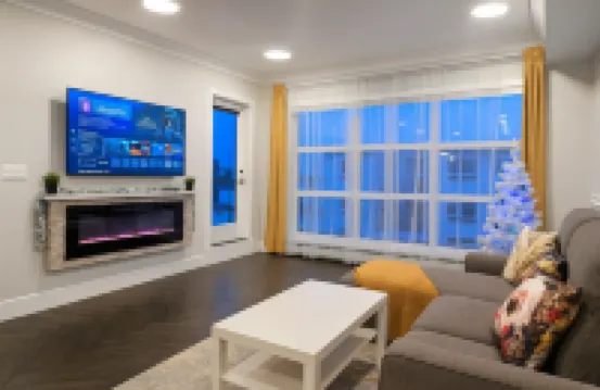 Family Stylish 1BR and Den Condo -Apartment w/City View, DT, Balcony, Parking, Laundry!