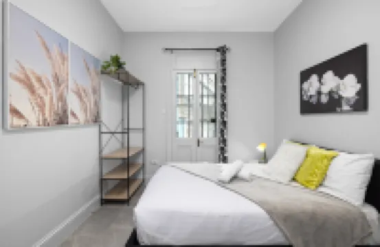 Prime Rooms w/ AC - Seconds to Central CBD - Shared Bathroom
