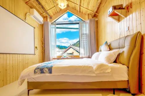 Xiaohuajiang Buyi Qiaoyuan Homestay