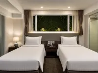 Hotel Royal Bangkok Hotels near Debsirin School