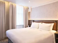 Radisson Blu Hotel, London Tottenham Court Road Hotels near Fitzrovia