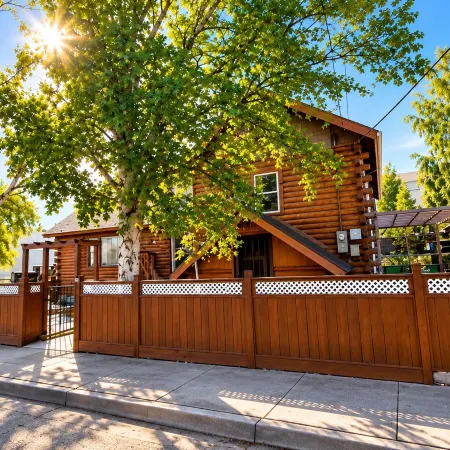 Heart of Fairbanks • 5BR • Walk Downtown Hotels in Fairbanks