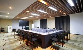 A spacious conference room equipped with long tables and chairs is available for meetings and other business events at Jinjiang Metropolo Classiq Jing'An Hotel