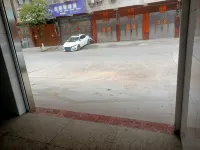 Yijia Hotel - parking
