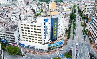 7Days Inn Chain Hotel (Luoding Central)