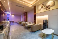 Dequan Luxury Hotel (Chaoyang High speed Railway Station Shilibao Subway Station Branch)
