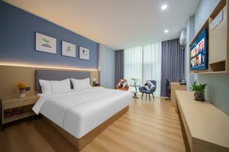 Huaiji Hongyun Hotel (Pedestrian Street Branch) Отели рядом с достопримечательностью «Huaiji Stadium»