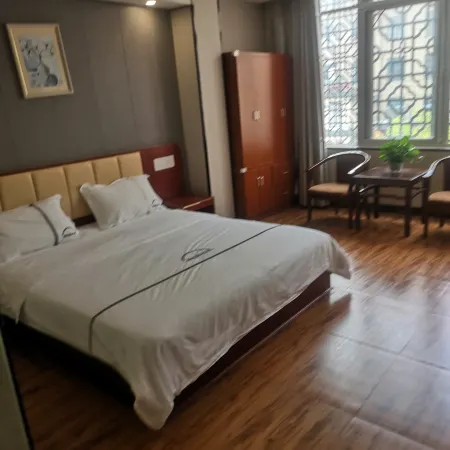 Yilong Business Hotel