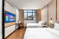 Yushe Hotel (Guangzhou Baiyun Railway Station Julong Subway Station Branch) فنادق في 