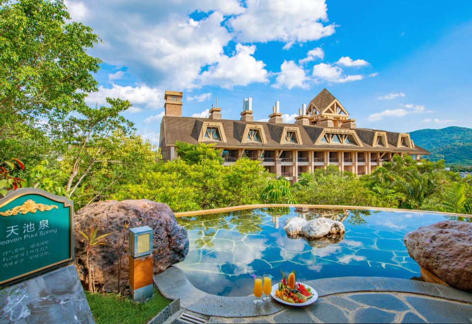 광저우 진슈 샹장 온천 시티 호텔의 푸른 산 전망