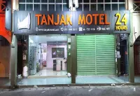 OYO 90937 Tanjak Hotel