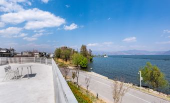 Flower Season Private Seaview Designer B&B (Dali Erhai Lake Ecological Corridor Branch)