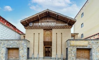 Floral Lux Hotel· Shangri La Gadan Manor Hotel (Dukezong Ancient City Branch)