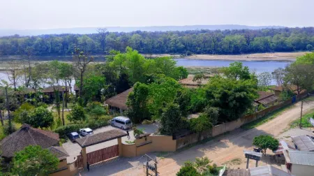 Jungle Villa Resort - Near Chitwan National Park Отели рядом с достопримечательностью «Chitwan Jungle Safari»