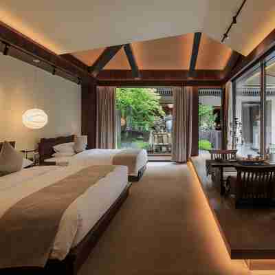 RETURN Courtyard Hotel Rooms