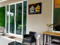 Davy's Cottage Phuket Hotels near Wat Prathong