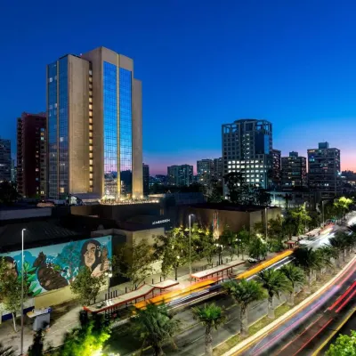 Le Méridien Santiago サンタ・ルシアの丘周辺のホテル