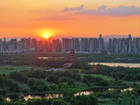 GRAND SKYLIGHT HOTEL XIANGHU Отели рядом с достопримечательностью «Former Site of Ye Ting No.11 Army Headquarters»