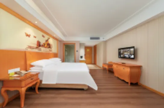 維也納酒店（江門迎賓大道利和廣場店） 鄰近廣東江門中醫葯職業學院的酒店