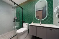 Huacheng Hotel (Nanningdong Railway Station South Square)