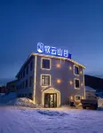 GRAZING CLOUDS IN THE VALLEY Hotel dekat China's Snow Town