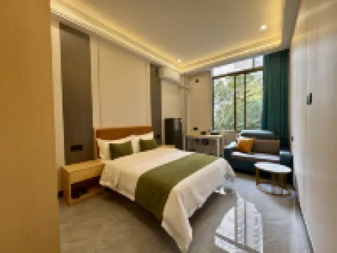 Hanlin Light Luxury Apartment (Qinzhou Old Street Scenic Area)
