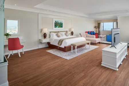 Wyndham Grand Phnom Penh Capital Отели рядом с достопримечательностью «Hong Kong Land»