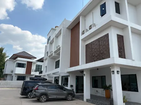 Chom Chiangrai Hotel Отели рядом с достопримечательностью «Белый храм Ват Ронг Кхун»