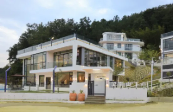 The castle at the foot of Wangjun Mountain