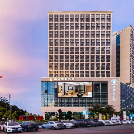 REZEN LONGUU Hotel (Maoming Xinyi Educational City Liuyun Pavilion Sightseeing Tower)