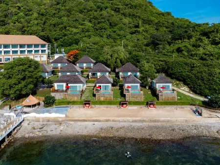 Novotel Koh SI Chang Отели рядом с достопримечательностью «Hat Tham Phang»