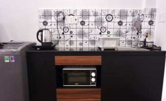 WE stayin Saigon | Ben Thanh Market | City View Studio