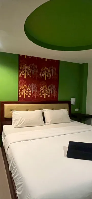 ห้องเตียงใหญ่พร้อมห้องน้ำส่วนตัวไม่มีหน้าต่าง