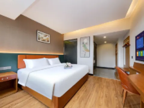 JAMES JOYCE Coffetel (Xishuangbanna Jinghong Splashing Water Plaza Riverside Night Market) Hotels near Jiangbian Night Market