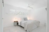 Chez Noosa Holiday Apartments - balcony