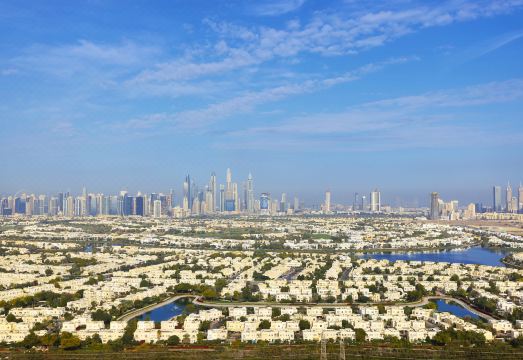 호텔 로컬 두바이의 현대적인 로비 공간