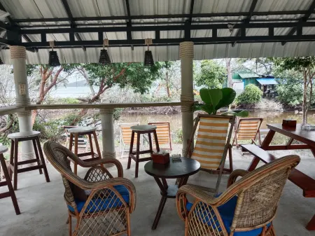 White Beach Resort Longset Отели рядом с достопримечательностью «Као Тауч Бич»