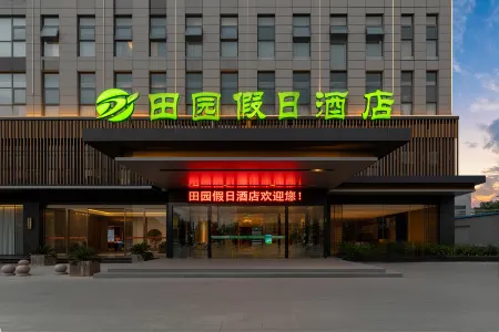 Ldyllic Holiday Inn Hotel