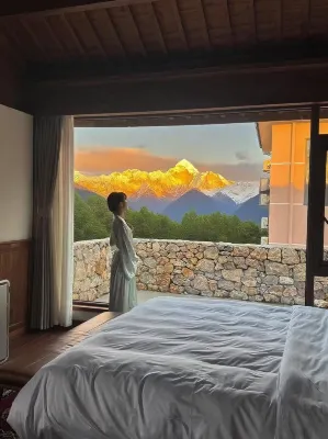 藏光裡丨日照金山·雪山花園SnowMountain度假民宿（白沙古鎮店） 東巴王國景區附近的飯店