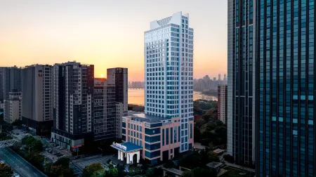 Grand Rezen Hotel Отели рядом с достопримечательностью «Wuhan University Information and Computing Science Department»