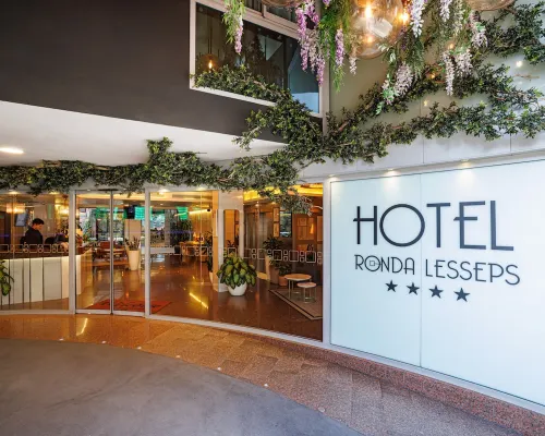 Hotel Ronda Lesseps Hotels near Parc Guell