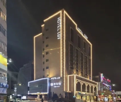 Business Design Hotel Luv Отели рядом с достопримечательностью «Aebo Kraft Museum»