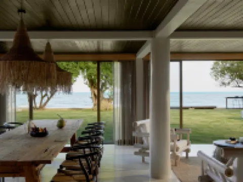 Mola-Mola Beachfront Villa by Yudee Assets โรงแรมในอำเภอ ท่ายาง