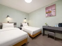 HOME Designer Hotel (Jinan Daming Lake & Quancheng Square Branch) Hotels near Black Tiger Spring
